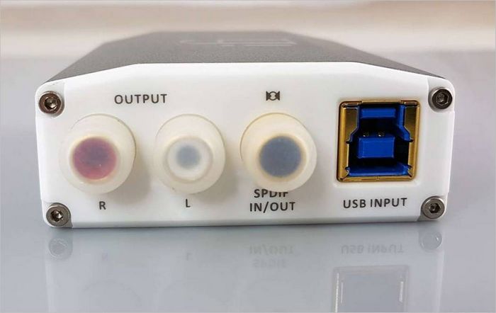 Zadnja plošča pretvornika iFi Nano iOne DAC