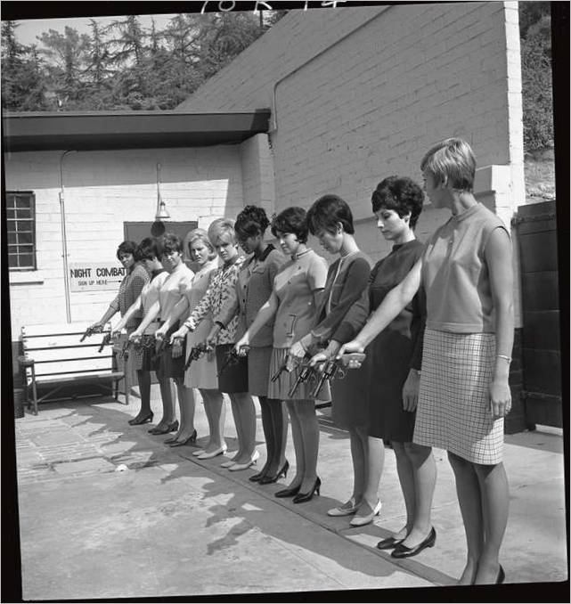 3. neznani avtor Policistke vadijo streljanje na strelišču. 1968