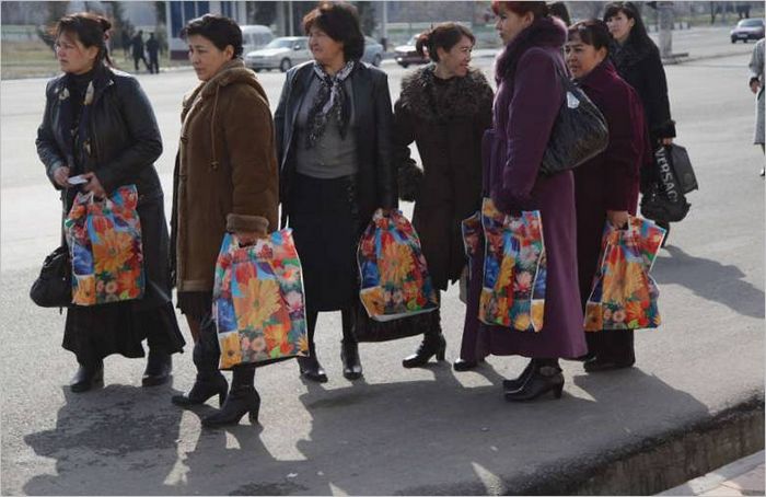 6. Taškent. V bližini zdravstvenega zavoda so ženske na predvečer 8. marca prejele 