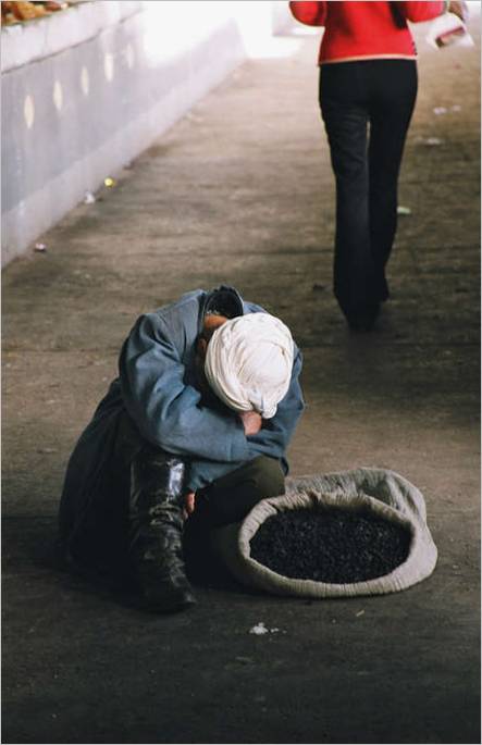 5. Samarkand. Spi star prodajalec na bazarju. 2004