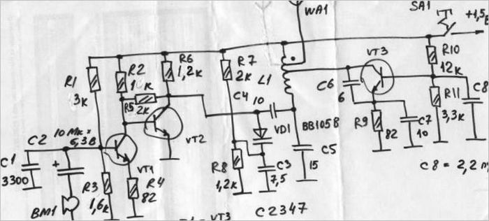 Brezžični radijski mikrofon MIC-140 z odstranjenim pokrovom